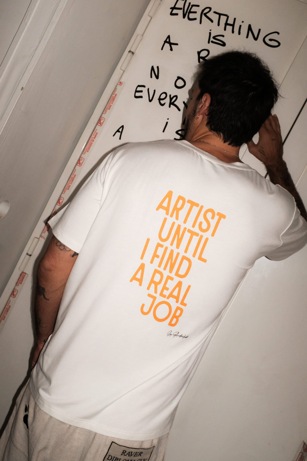 les aristochats white Artist t-shirt, rubber-print slogan back view
