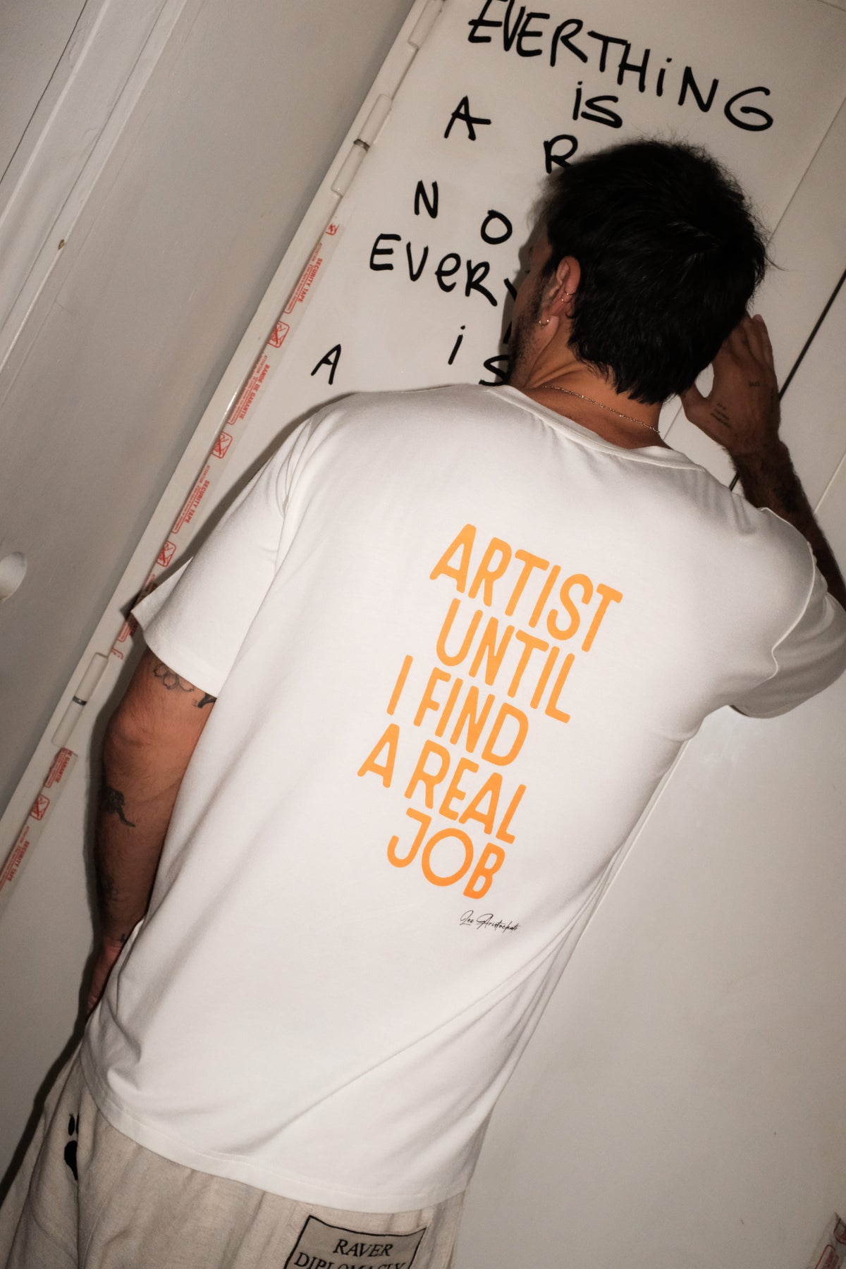 les aristochats white Artist t-shirt, rubber-print slogan back view