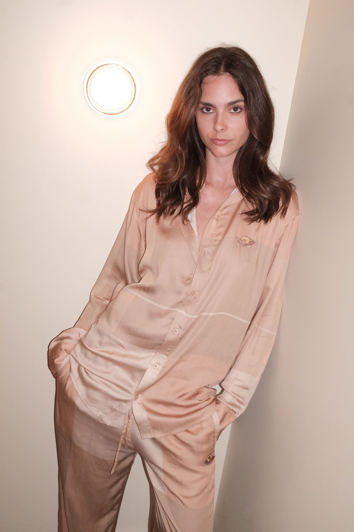 les aristochats Sphynx Mao collar shirt in beige, styling detail
